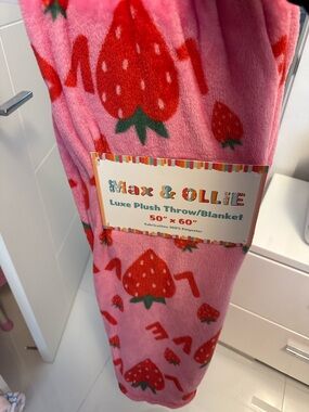Max & Ollie Pink Strawberry Plush Throw Blanket